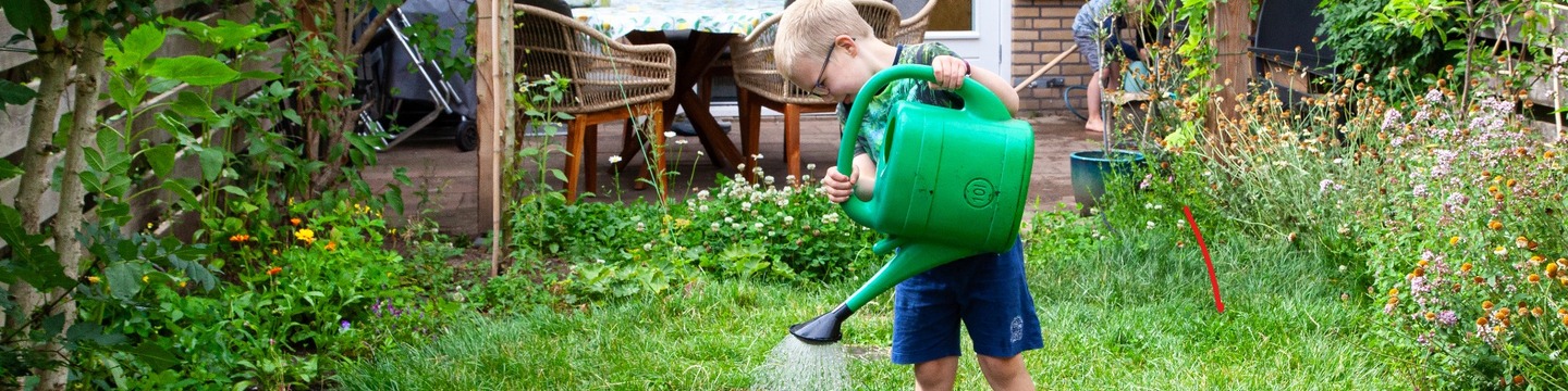 foto van jongetje met watergieter