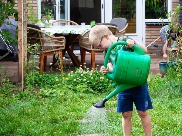 jongetje met watergieter